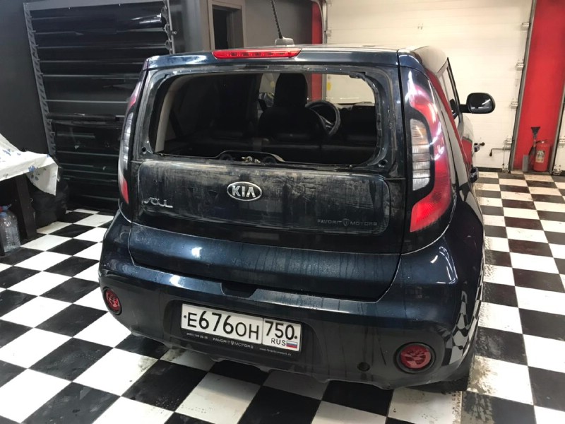 Замена заднего стекла Kia Soul