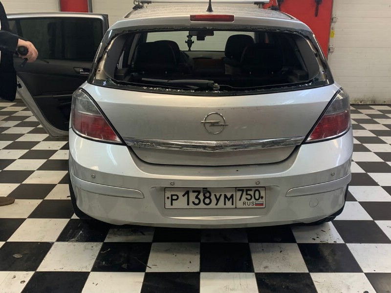 Замена заднего стекла Opel Astra H