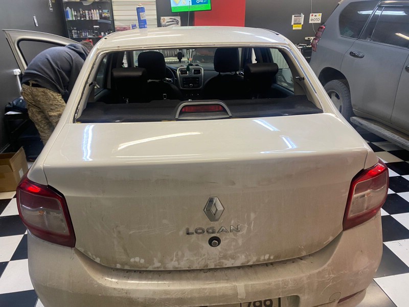 Замена заднего стекла Renault Logan