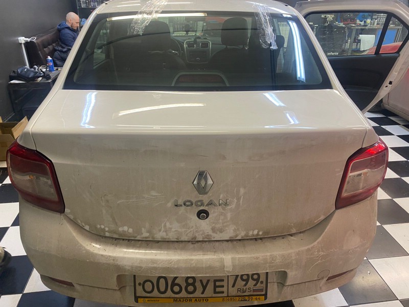 Замена заднего стекла Renault Logan