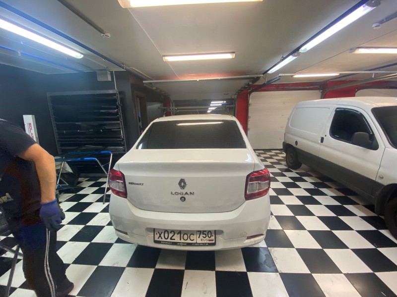 Замена заднего стекла Renault Logan