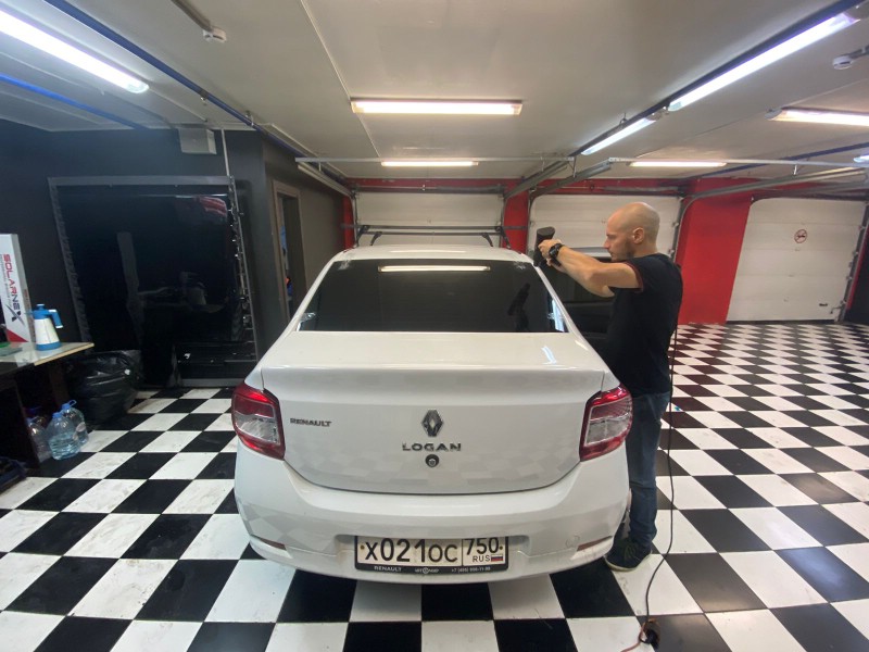 Замена заднего стекла Renault Logan