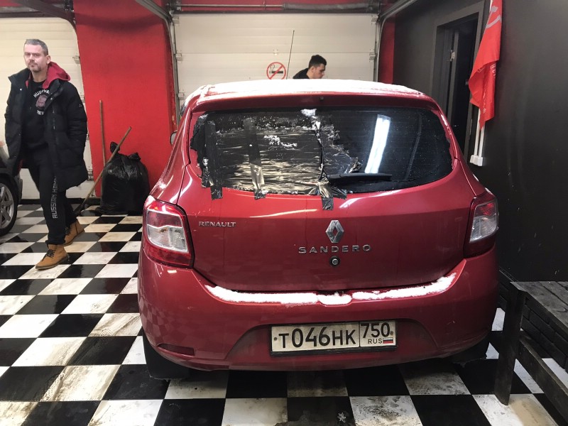 Замена заднего стекла Renault Sandero
