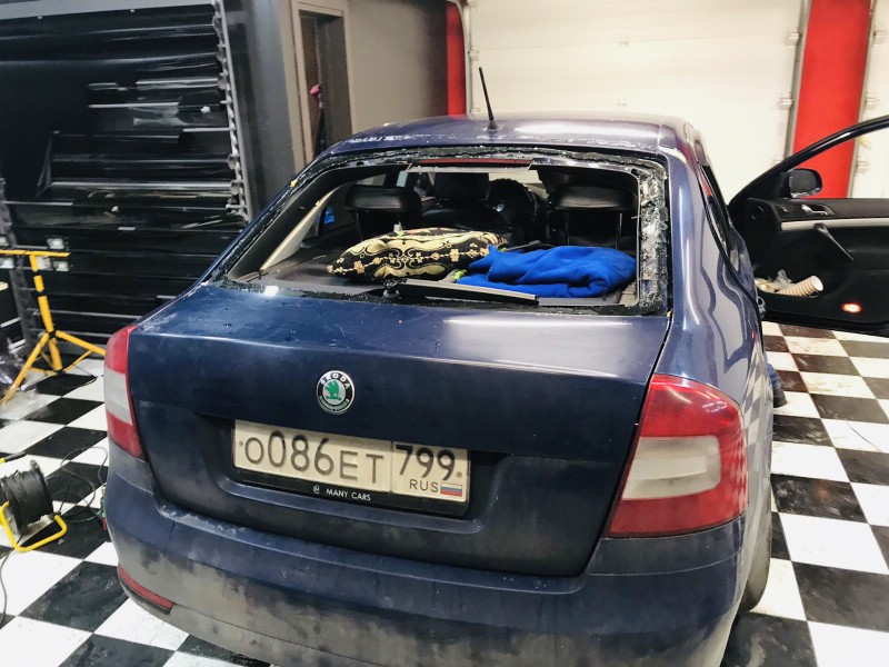 Замена заднего стекла Skoda Octavia A5 LBK 5D