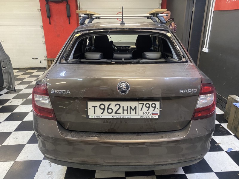 Замена заднего стекла Skoda Rapid
