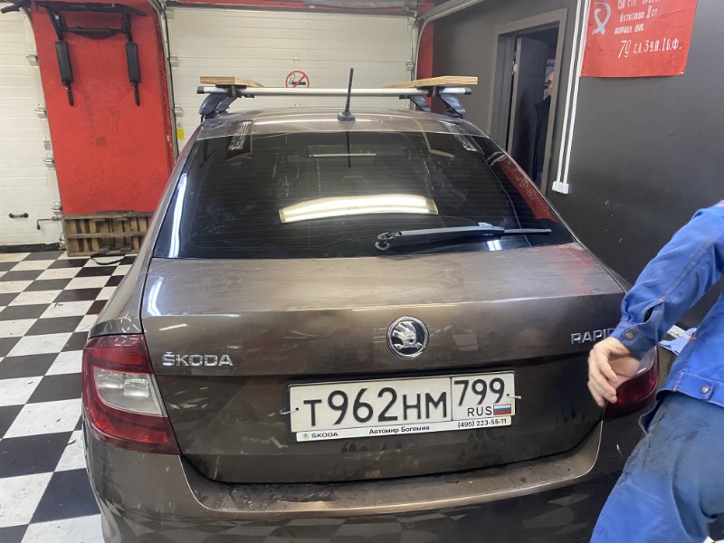 Замена заднего стекла Skoda Rapid