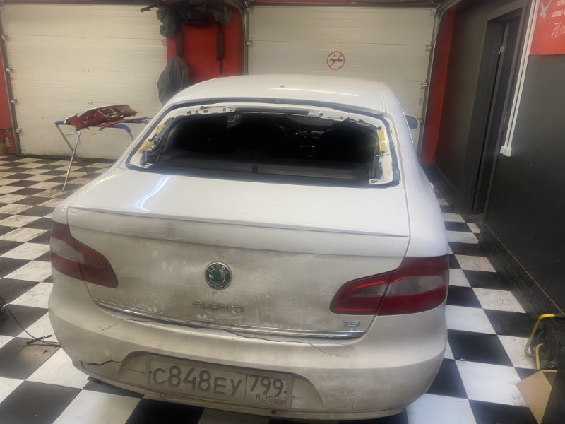 Замена заднего стекла Skoda Superb Liftbek
