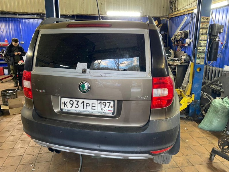 Замена заднего стекла Skoda Yeti
