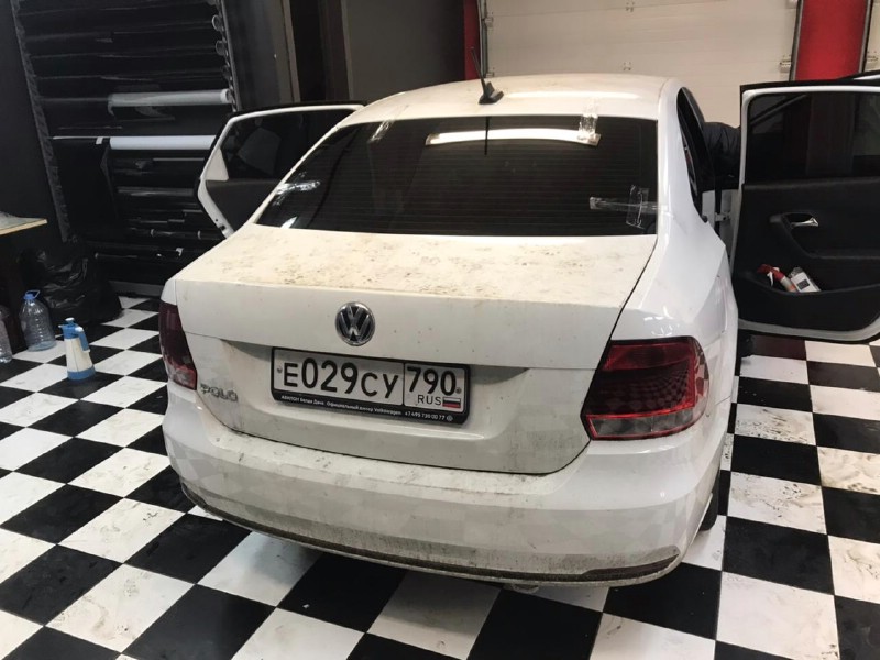 Замена заднего стекла Volkswagen Polo