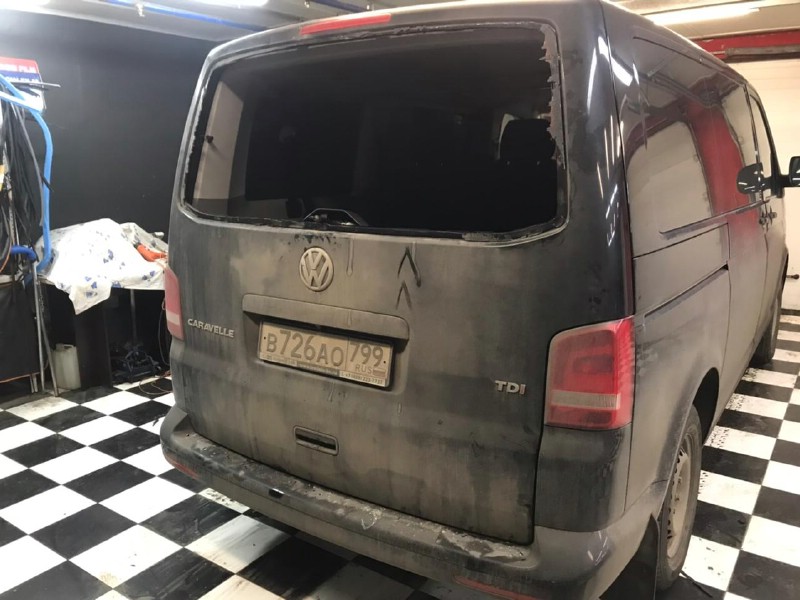 Замена заднего стекла Volkswagen Transporter T5