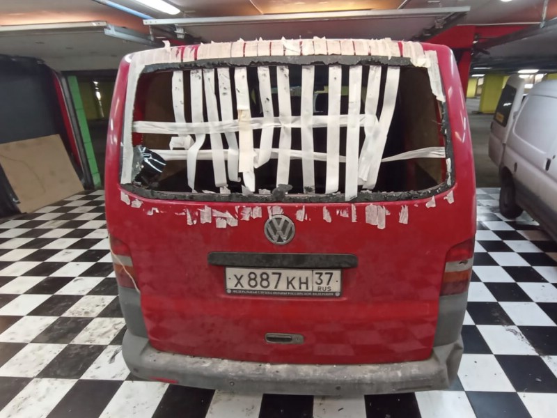 Замена заднего стекла Volkswagen Transporter T5