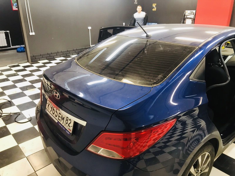 Замена заднего ветрового стекла Renault Logan
