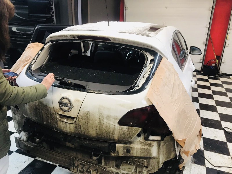 Замена заднего ветрового стекла Opel Astra J